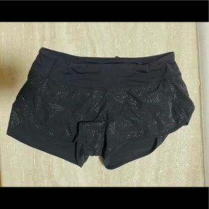 NWT Black Speed Up Low-Rise Lined Short 2.5" in size 6